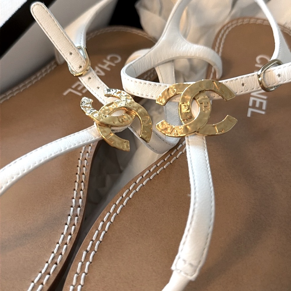 New in box CHANEL size 39 thong shoes sandals flats logo white - Picture 3 of 6